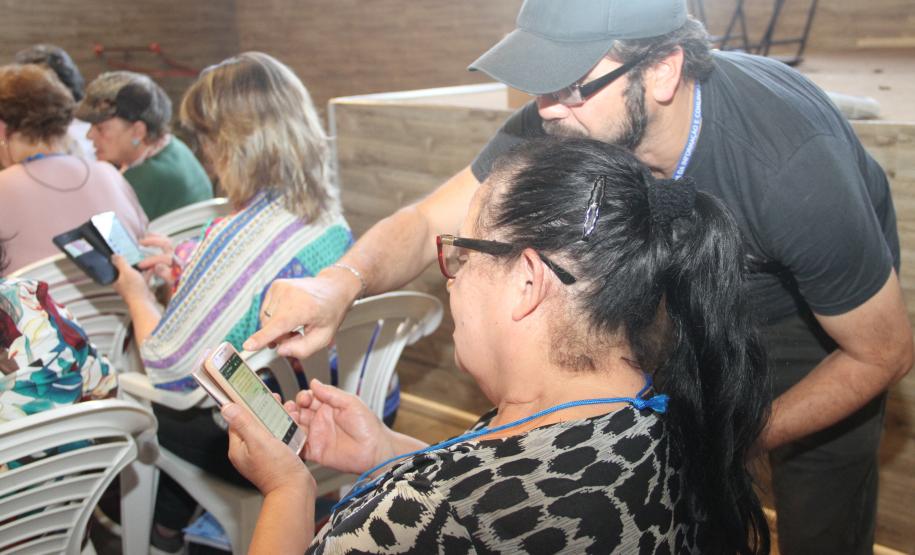Curso gratuito de smartphone para idosos é sucesso na Paróquia de São Bráz