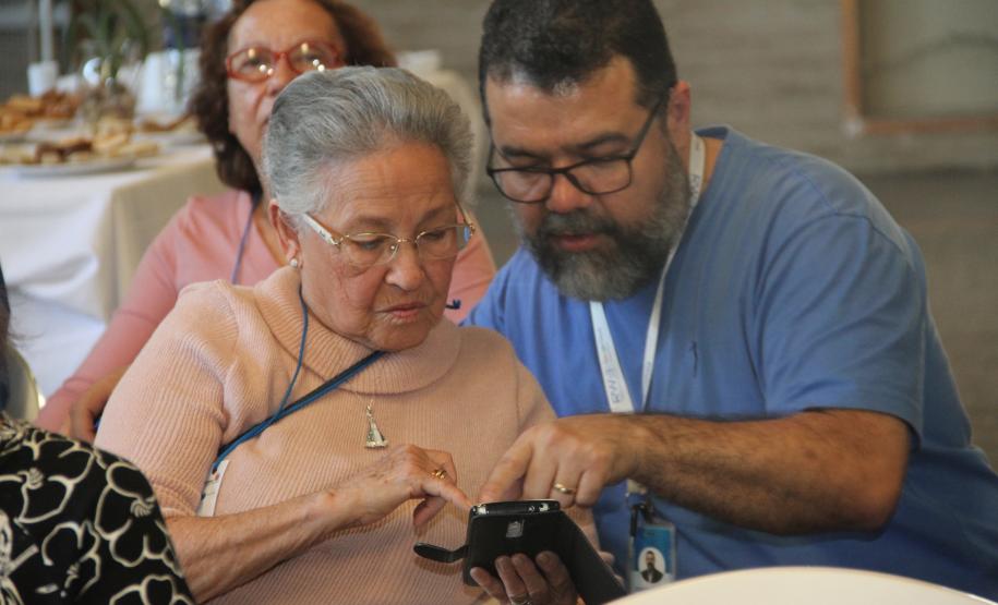 Curso gratuito de smartphone para idosos é sucesso na Paróquia de São Bráz