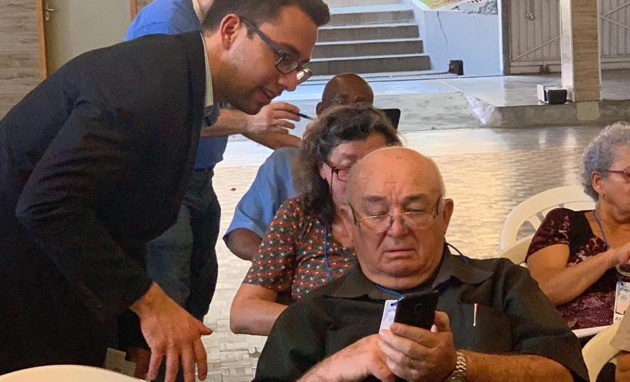Curso gratuito de smartphone para idosos é sucesso na Paróquia de São Bráz