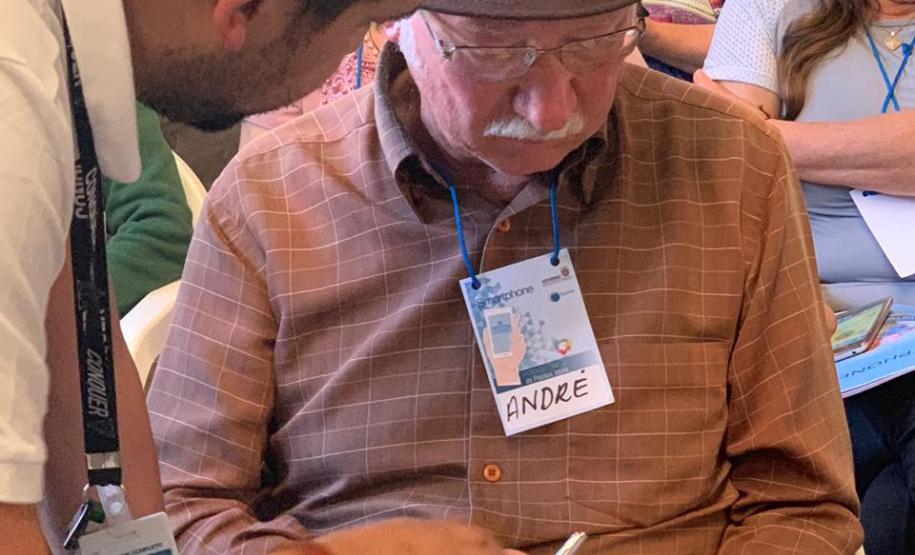 Curso gratuito de smartphone para idosos é sucesso na Paróquia de São Bráz