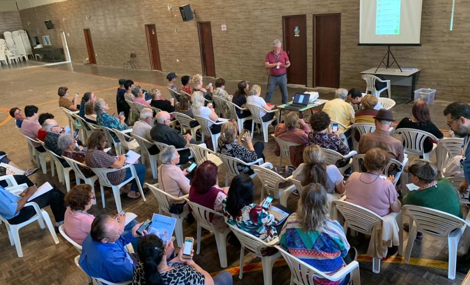 Curso gratuito de smartphone para idosos é sucesso na Paróquia de São Bráz