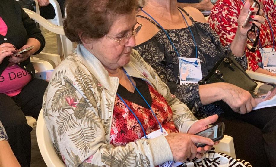 Curso gratuito de smartphone para idosos é sucesso na Paróquia de São Bráz