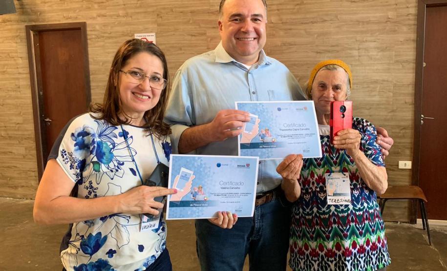 Curso gratuito de smartphone para idosos é sucesso na Paróquia de São Bráz