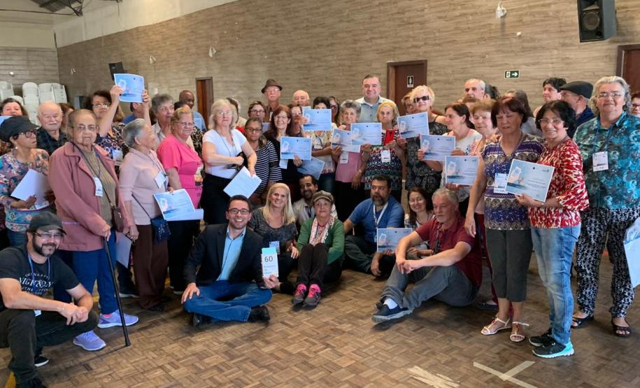 Curso gratuito de smartphone para idosos é sucesso na Paróquia de São Bráz