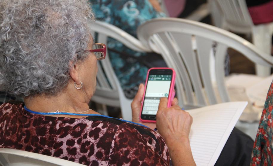 Curso gratuito de smartphone para idosos é sucesso na Paróquia de São Bráz