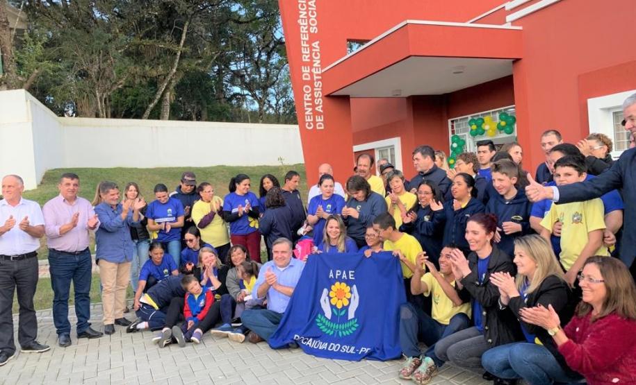 Ratinho Junior e Ney Leprevost entregam CRAS e ônibus adaptado para Bocaiuva do Sul