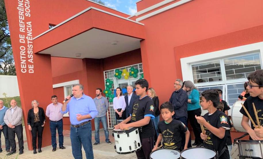 Ratinho Junior e Ney Leprevost entregam CRAS e ônibus adaptado para Bocaiuva do Sul