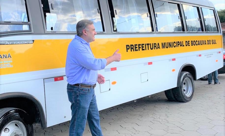 Ratinho Junior e Ney Leprevost entregam CRAS e ônibus adaptado para Bocaiuva do Sul