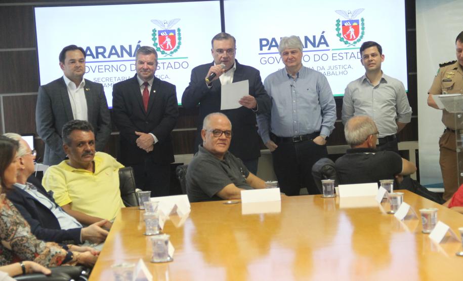 Representantes das Apaes no gabinete