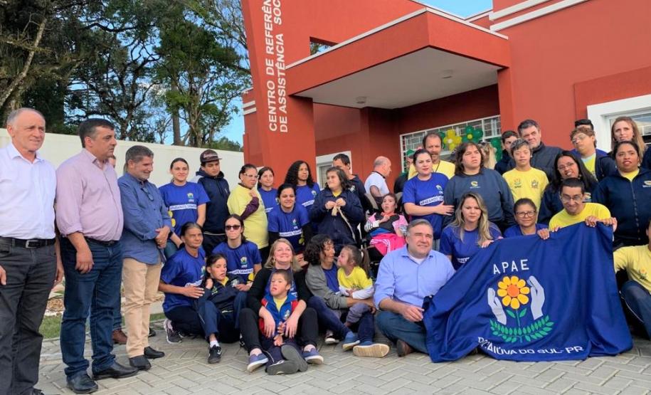Ratinho Junior e Ney Leprevost entregam CRAS e ônibus adaptado para Bocaiuva do Sul