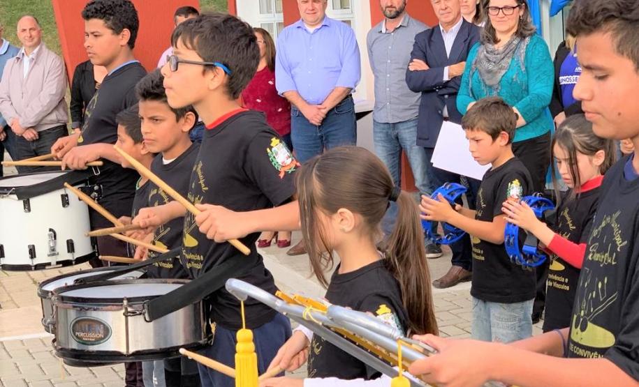 Ratinho Junior e Ney Leprevost entregam CRAS e ônibus adaptado para Bocaiuva do Sul