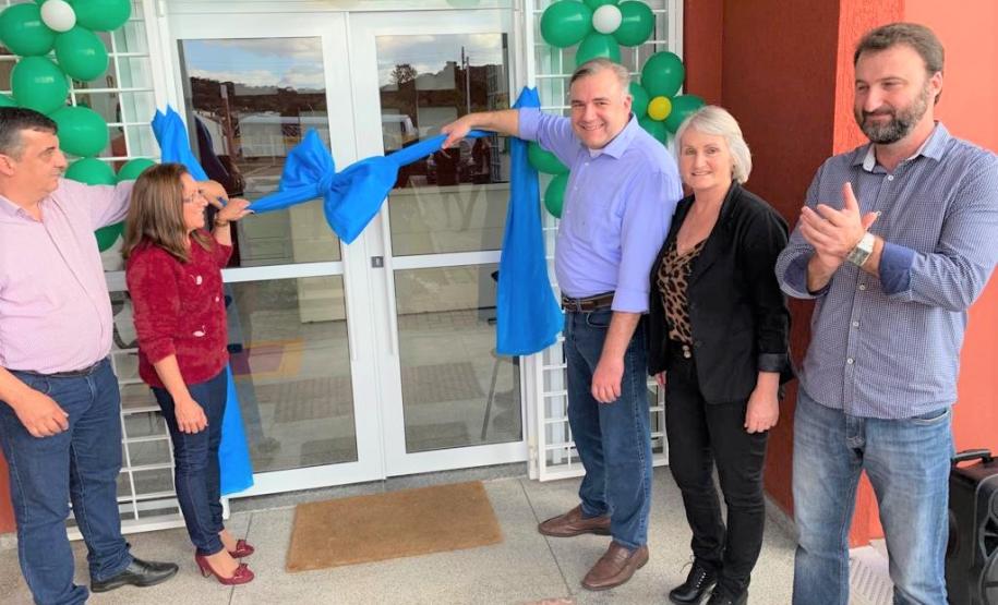 Ratinho Junior e Ney Leprevost entregam CRAS e ônibus adaptado para Bocaiuva do Sul