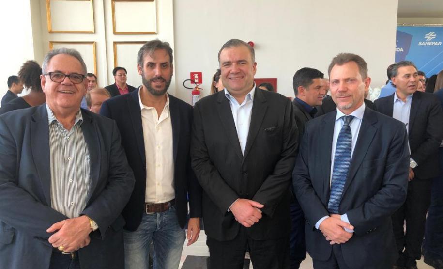 Secretário Ney leprevost e equipe da Junta Comercial do Paraná