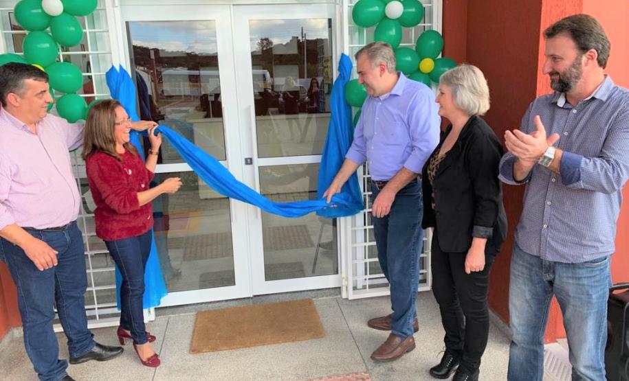 Ratinho Junior e Ney Leprevost entregam CRAS e ônibus adaptado para Bocaiuva do Sul