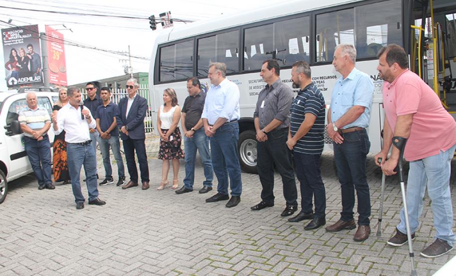 Secretaria da Justiça, Família e Trabalho repassa micro-ônibus adaptado e mais dois veículos para atender idosos de São José dos Pinhais