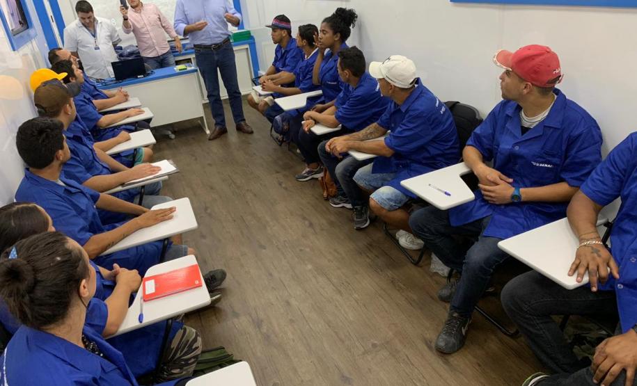 Projeto Carretas do Conhecimento forma 44 alunos da primeira turma no bairro Tatuquara