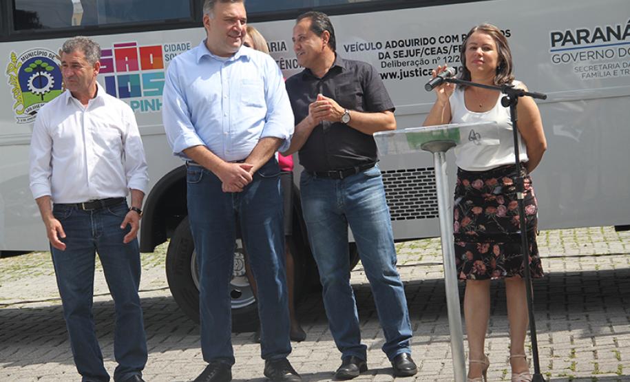 Secretaria da Justiça, Família e Trabalho repassa micro-ônibus adaptado e mais dois veículos para atender idosos de São José dos Pinhais