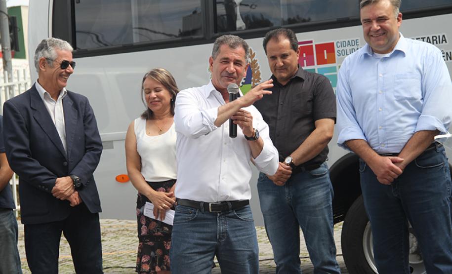 Secretaria da Justiça, Família e Trabalho repassa micro-ônibus adaptado e mais dois veículos para atender idosos de São José dos Pinhais