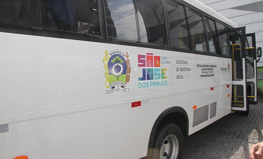 Secretaria da Justiça, Família e Trabalho repassa micro-ônibus adaptado e mais dois veículos para atender idosos de São José dos Pinhais