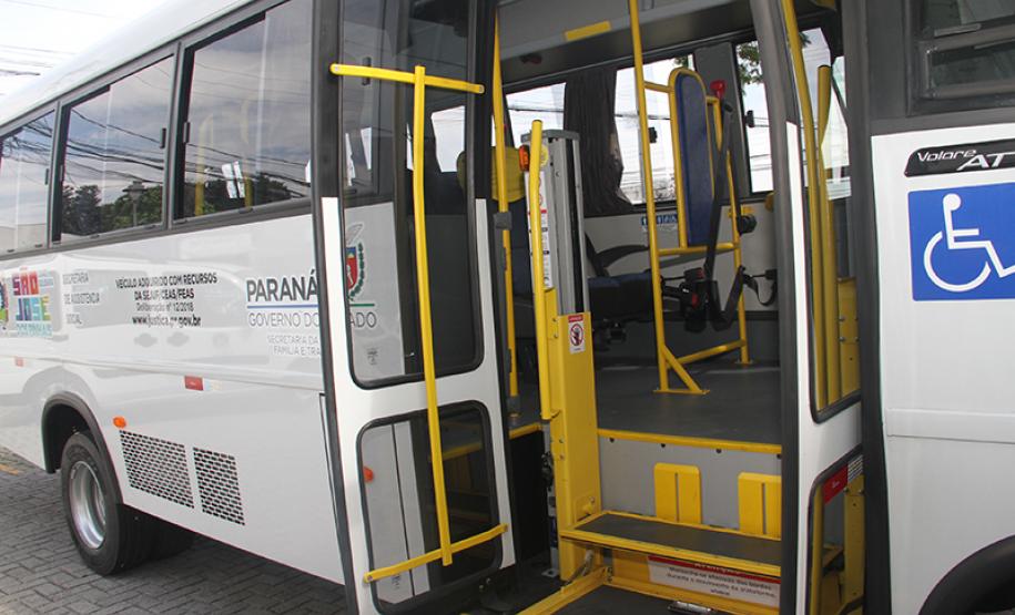 Secretaria da Justiça, Família e Trabalho repassa micro-ônibus adaptado e mais dois veículos para atender idosos de São José dos Pinhais