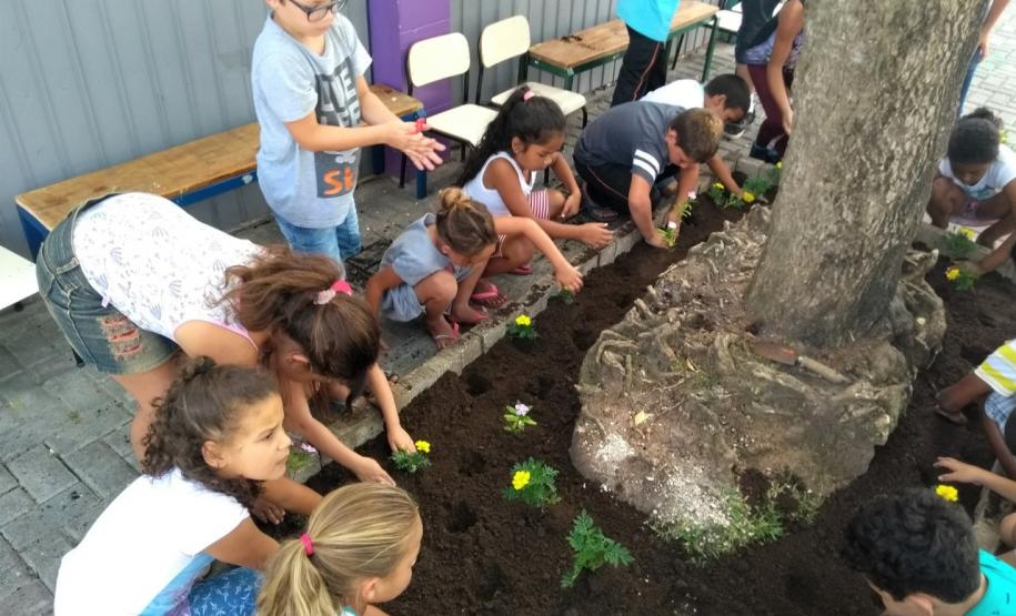 Repasse assinado pelo secretário da Justiça, Família e Trabalho do Governo do Paraná (Sejuf), Ney Leprevost, destina R$ 80.617,00 para a Passos da Criança, uma instituição da localidade que busca promover a colaboração, interação e desenvolvimento mútuo através de vínculos que integram a criança e o adolescente com a família e a comunidade.