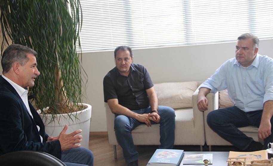 Secretaria da Justiça, Família e Trabalho repassa micro-ônibus adaptado e mais dois veículos para atender idosos de São José dos Pinhais