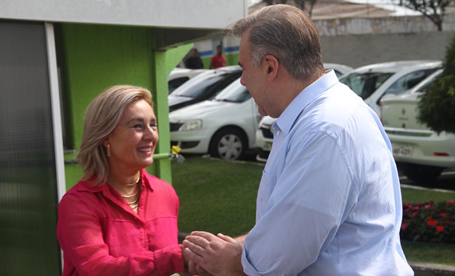 Secretaria da Justiça, Família e Trabalho repassa micro-ônibus adaptado e mais dois veículos para atender idosos de São José dos Pinhais