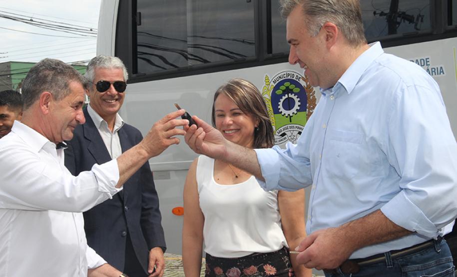 Secretaria da Justiça, Família e Trabalho repassa micro-ônibus adaptado e mais dois veículos para atender idosos de São José dos Pinhais