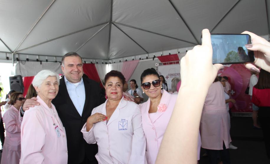 Luciana Massa e Ney Leprevost no Outubro Rosa do Hospital Erasto Gaertner