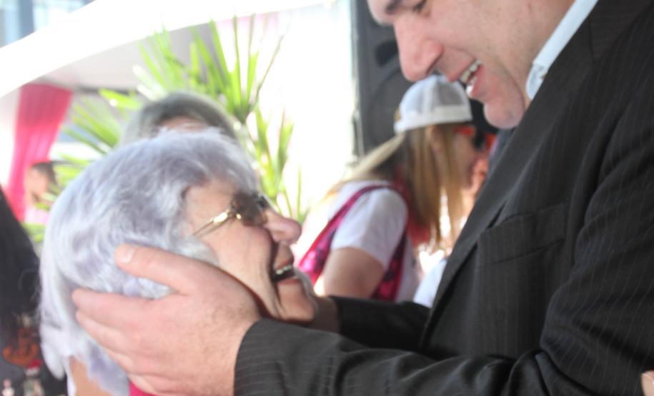 Luciana Massa e Ney Leprevost no Outubro Rosa do Hospital Erasto Gaertner