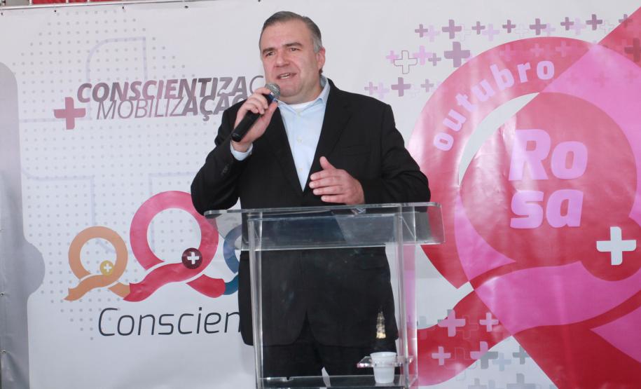 Luciana Massa e Ney Leprevost no Outubro Rosa do Hospital Erasto Gaertner