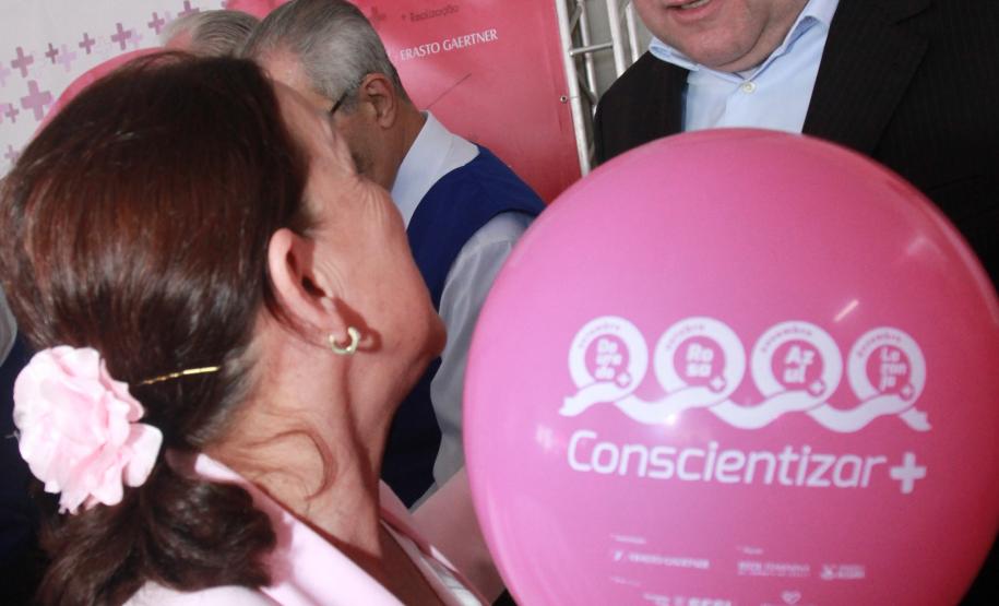 Luciana Massa e Ney Leprevost no Outubro Rosa do Hospital Erasto Gaertner