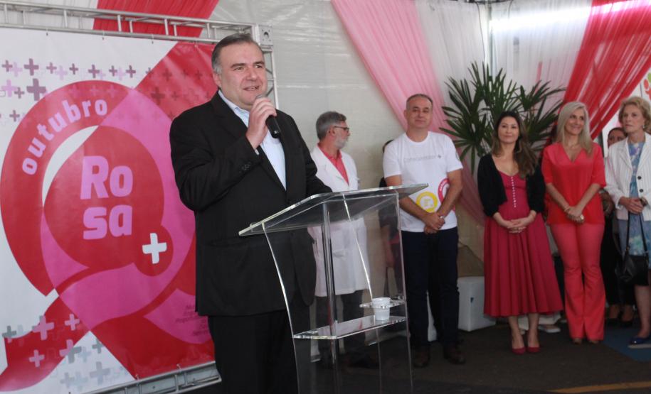 Luciana Massa e Ney Leprevost no Outubro Rosa do Hospital Erasto Gaertner