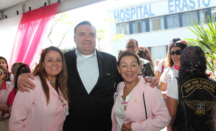 Luciana Massa e Ney Leprevost no Outubro Rosa do Hospital Erasto Gaertner