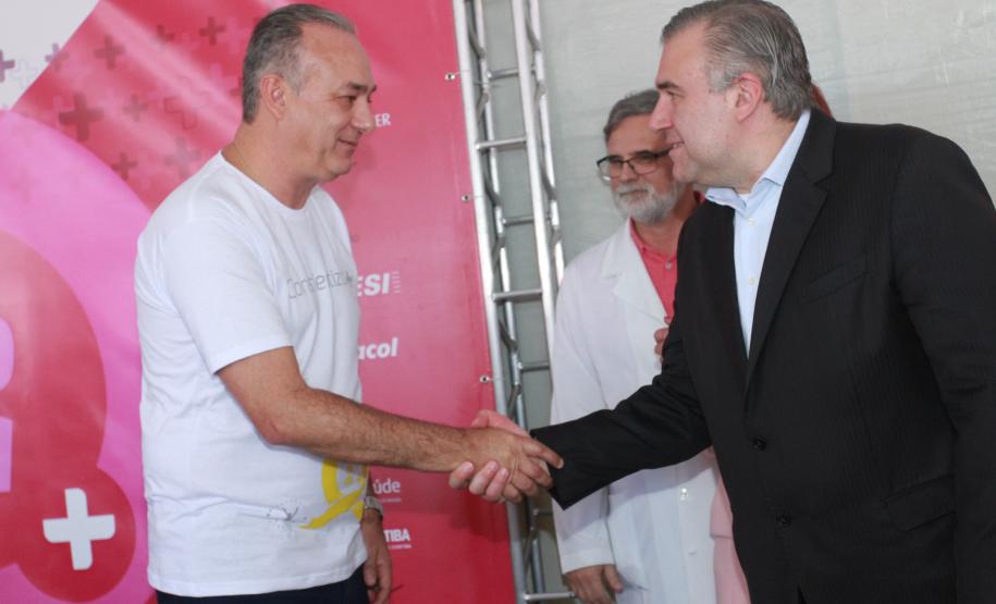 Luciana Massa e Ney Leprevost no Outubro Rosa do Hospital Erasto Gaertner