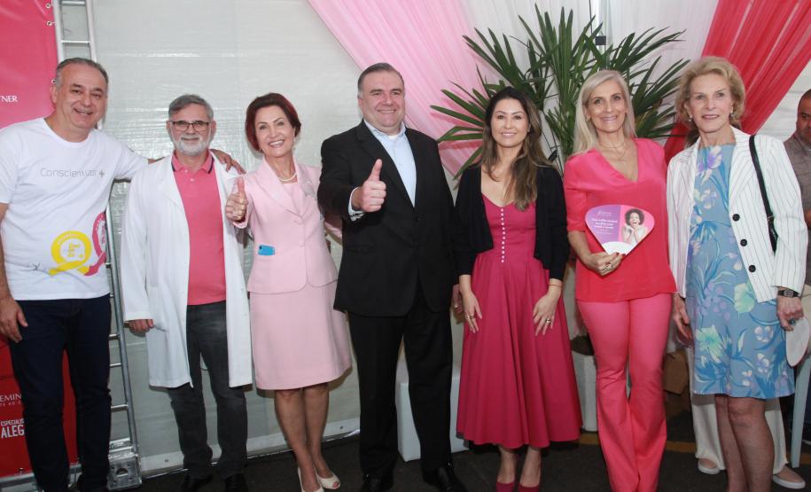 Luciana Massa e Ney Leprevost no Outubro Rosa do Hospital Erasto Gaertner