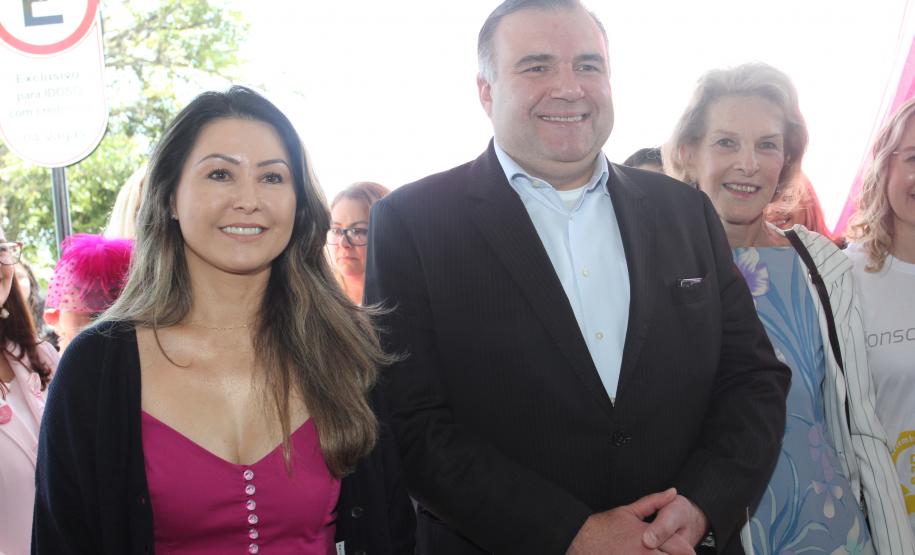 Luciana Massa e Ney Leprevost no Outubro Rosa do Hospital Erasto Gaertner