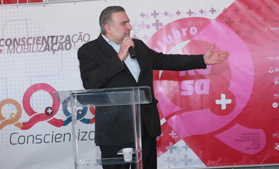 Luciana Massa e Ney Leprevost no Outubro Rosa do Hospital Erasto Gaertner