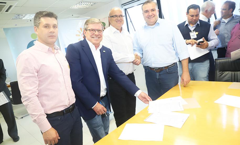 Ratinho Junior, Ney Leprevost e Jorge Lange viabilizam construção de mais 303 casas para famílias em situação de extrema pobreza