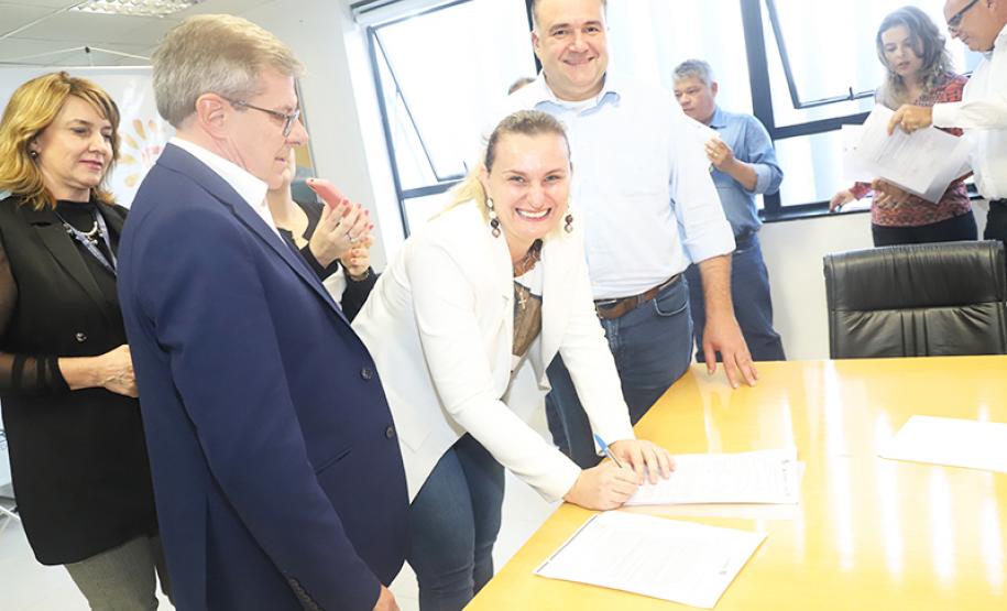 Ratinho Junior, Ney Leprevost e Jorge Lange viabilizam construção de mais 303 casas para famílias em situação de extrema pobreza