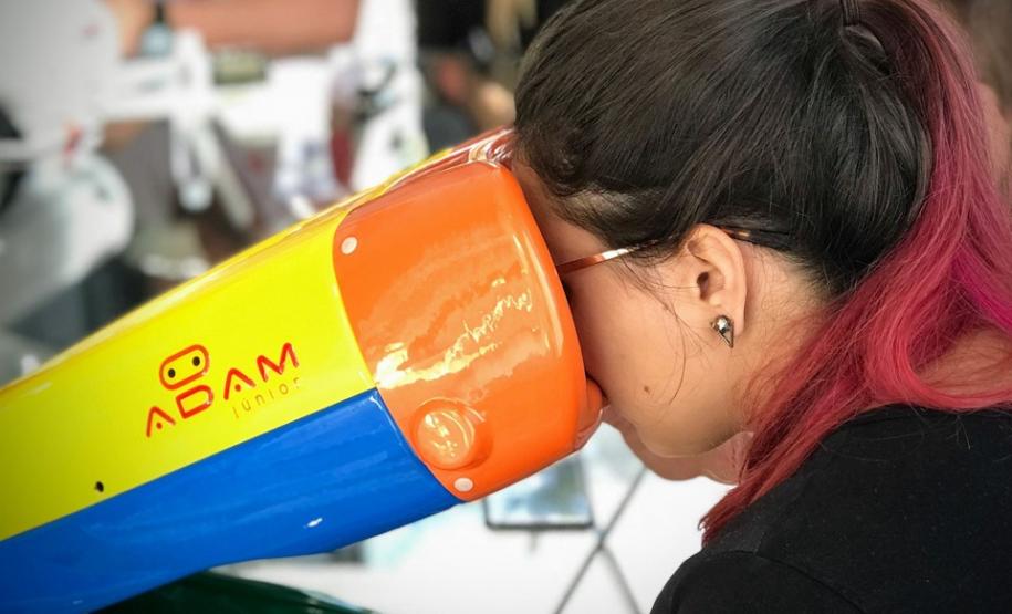 Paraná Cidadão e Feira da Cidadania vão ofertar exames de visão gratuitos para crianças e adolescentes com o Adam Robô