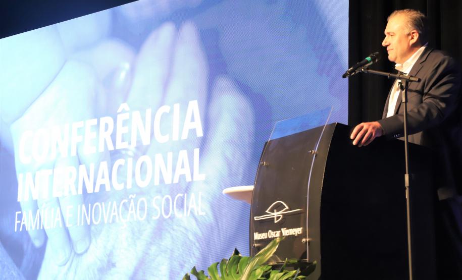 Em evento internacional, Ney Leprevost fala  sobre programas sociais para proteger as famílias