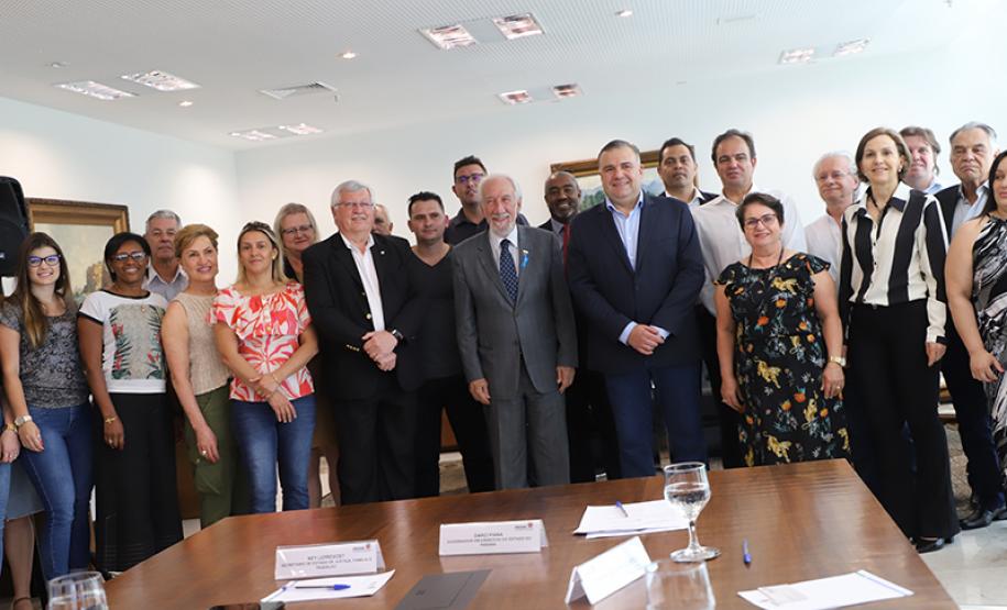 Darci Piana e Ney Leprevost repassam mais de R$ 1 milhão a entidades que atendem crianças, adolescentes e pessoas com deficiência