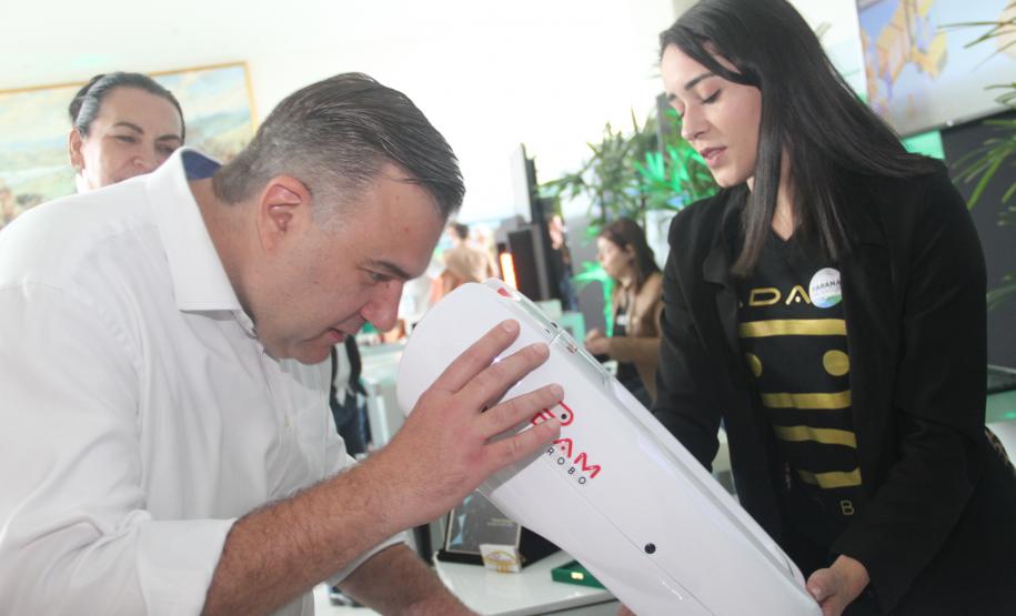 Paraná Cidadão e Feira da Cidadania vão ofertar exames de visão gratuitos para crianças e adolescentes com o Adam Robô