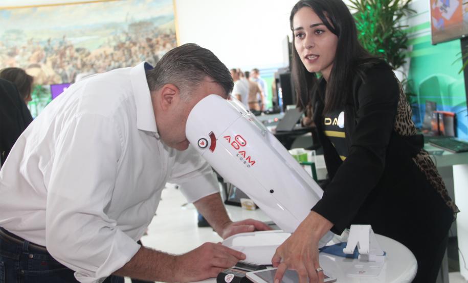 Paraná Cidadão e Feira da Cidadania vão ofertar exames de visão gratuitos para crianças e adolescentes com o Adam Robô