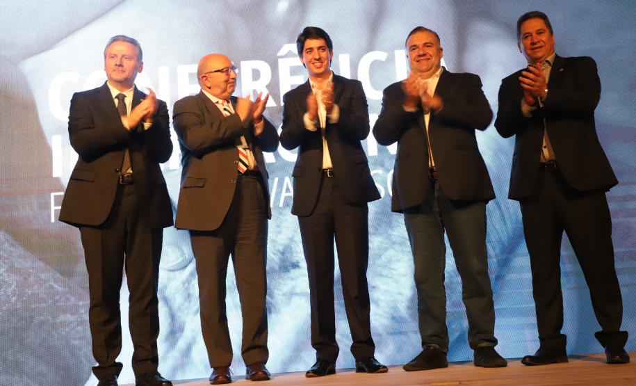 Em evento internacional, Ney Leprevost fala  sobre programas sociais para proteger as famílias