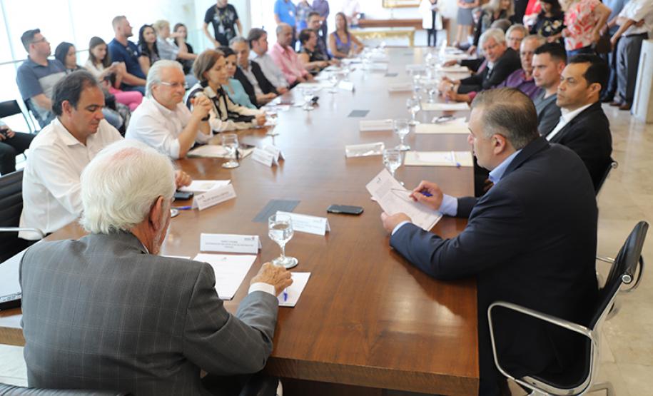 Darci Piana e Ney Leprevost repassam mais de R$ 1 milhão a entidades que atendem crianças, adolescentes e pessoas com deficiência