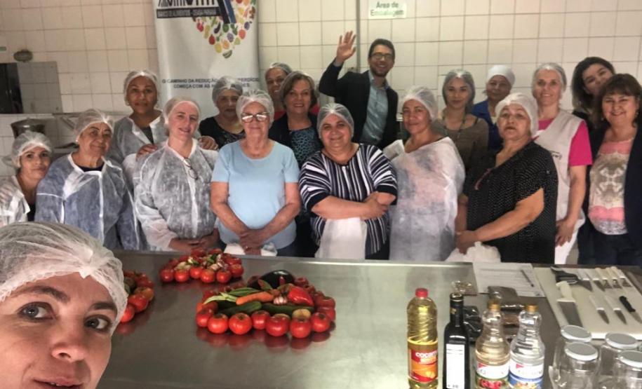 Mulheres em situação de vulnerabilidade participam de curso de culinária para geração de renda