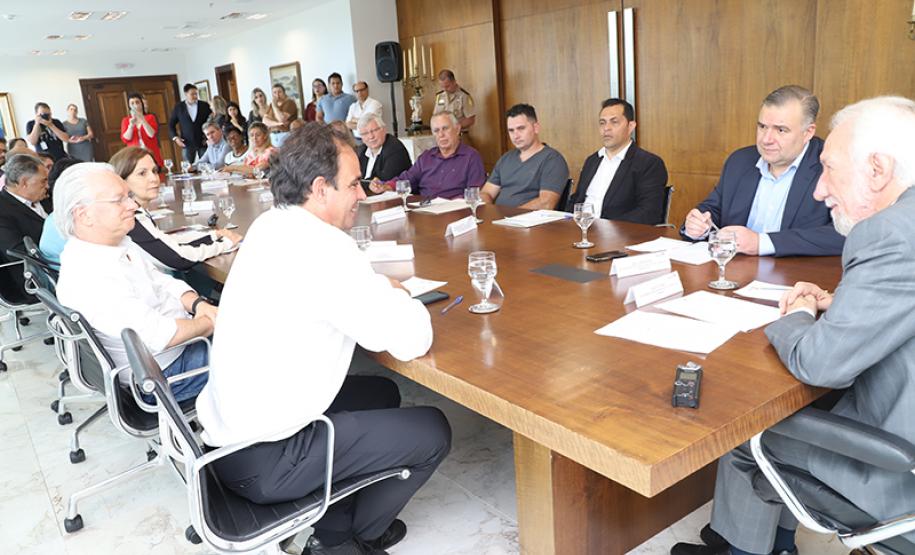 Darci Piana e Ney Leprevost repassam mais de R$ 1 milhão a entidades que atendem crianças, adolescentes e pessoas com deficiência