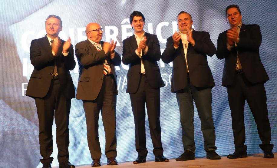 Em evento internacional, Ney Leprevost fala  sobre programas sociais para proteger as famílias